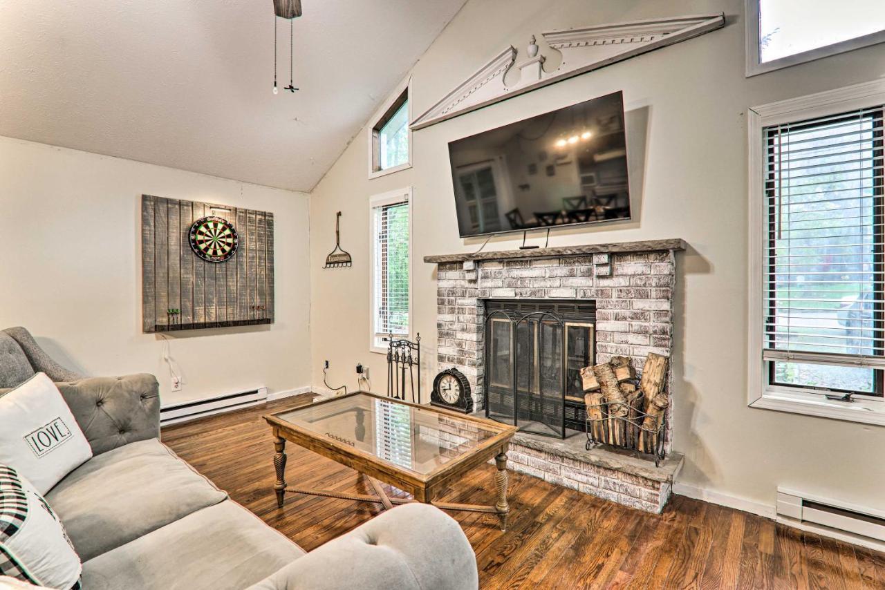 Cozy With Deck And Pool Access! *