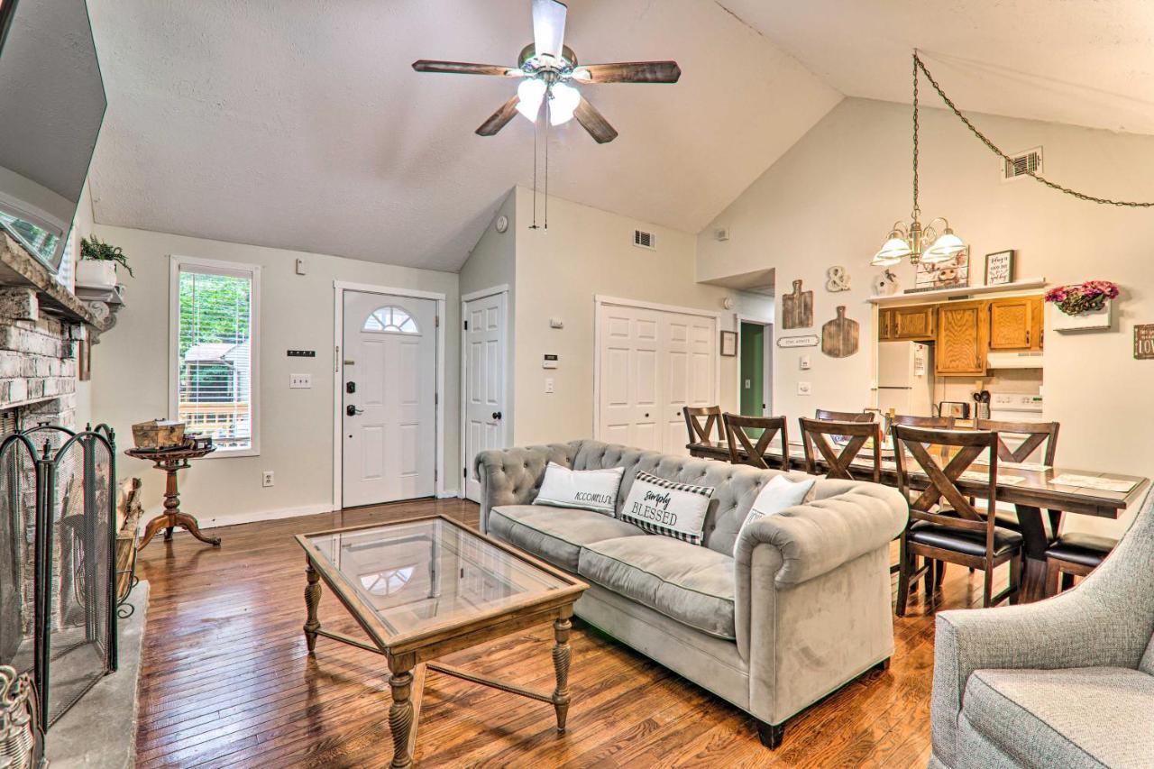 Cozy With Deck And Pool Access! *